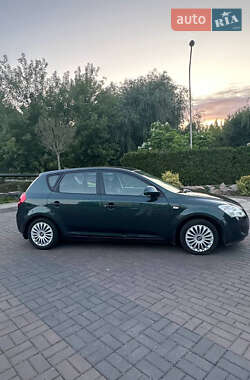 Хэтчбек Kia Ceed 2009 в 