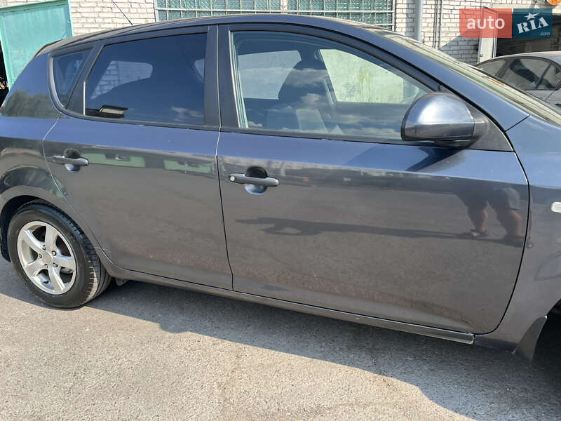 Хэтчбек Kia Ceed 2009 в Львове