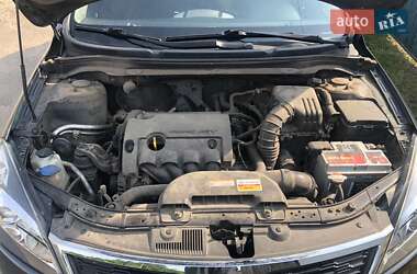 Хэтчбек Kia Ceed 2011 в 