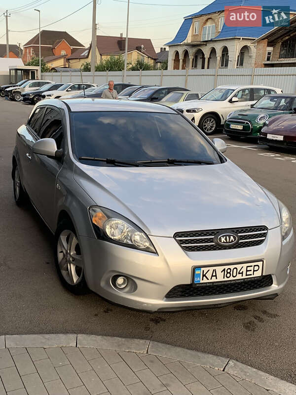 Хэтчбек Kia Ceed 2008 в 