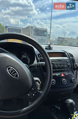 Хэтчбек Kia Ceed 2008 в 