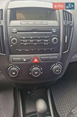 Хэтчбек Kia Ceed 2009 в 