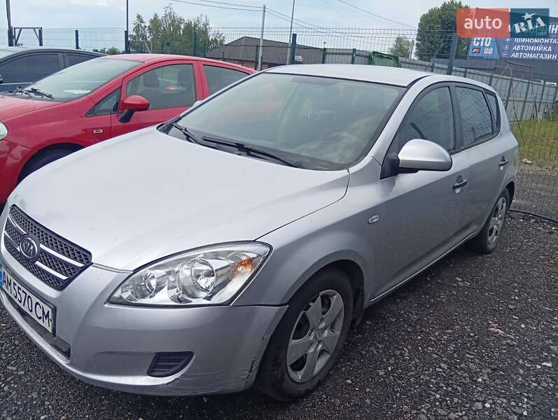 Хэтчбек Kia Ceed 2007 в 