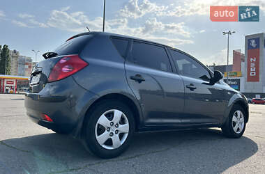Хэтчбек Kia Ceed 2007 в 