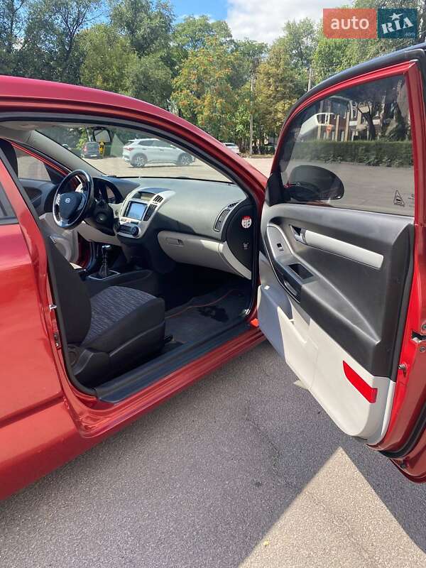 Хетчбек Kia Ceed 2009 в Кам'янському