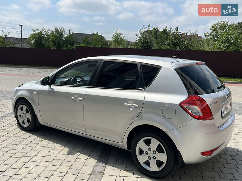 Хэтчбек Kia Ceed 2010 в Ивано-Франковске