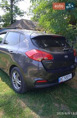 Хэтчбек Kia Ceed 2012 в 