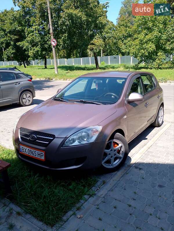 Хэтчбек Kia Ceed 2007 в 