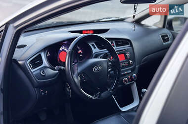Хэтчбек Kia Ceed 2012 в 