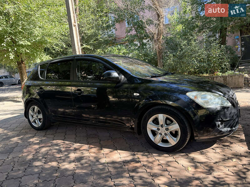 Хэтчбек Kia Ceed 2008 в 