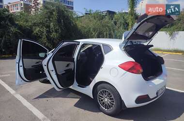 Хэтчбек Kia Ceed 2012 в 
