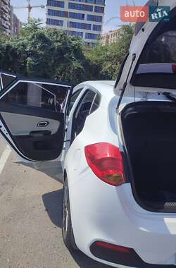 Хэтчбек Kia Ceed 2012 в 
