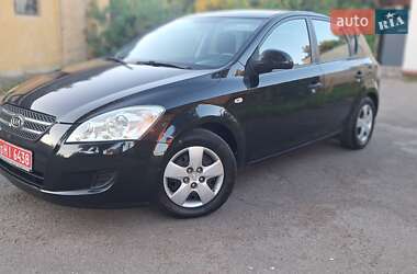 Хэтчбек Kia Ceed 2008 в 