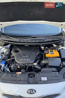 Хэтчбек Kia Ceed 2013 в 