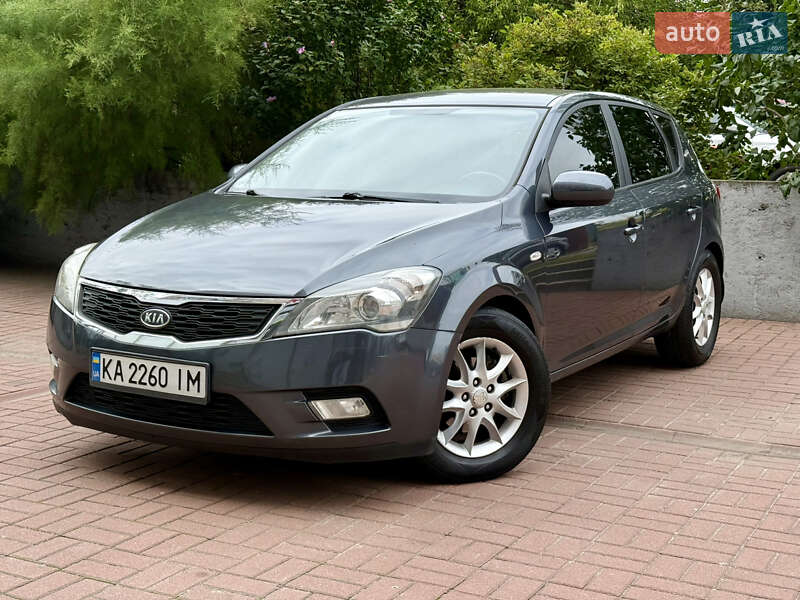 Хэтчбек Kia Ceed 2010 в 
