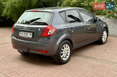 Хэтчбек Kia Ceed 2010 в 