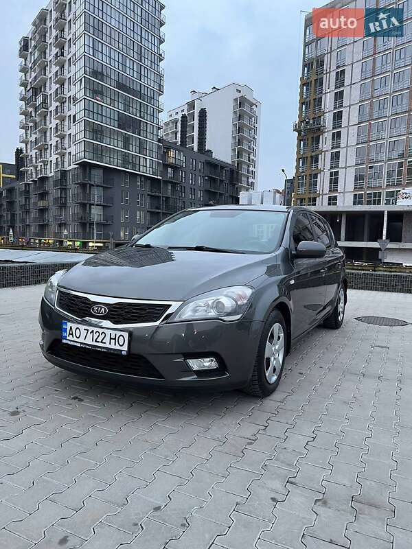 Хетчбек Kia Ceed 2011 в 