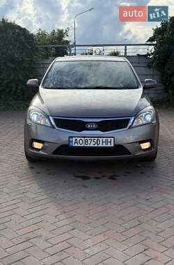 Хэтчбек Kia Ceed 2011 в 