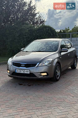 Хэтчбек Kia Ceed 2011 в 