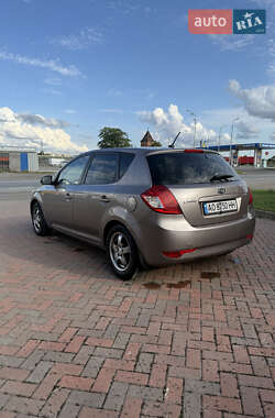 Хэтчбек Kia Ceed 2011 в 