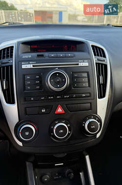 Хэтчбек Kia Ceed 2011 в 