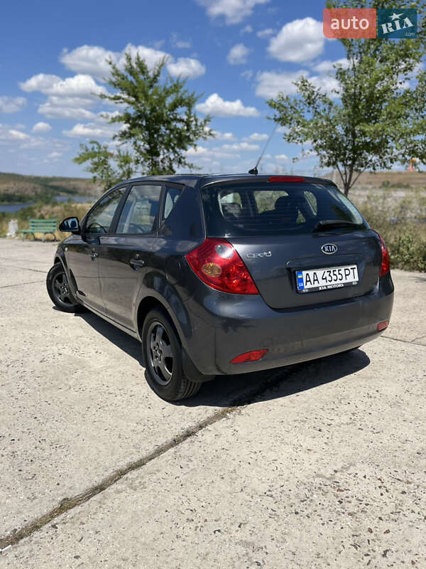 Хэтчбек Kia Ceed 2008 в Южноукраинске