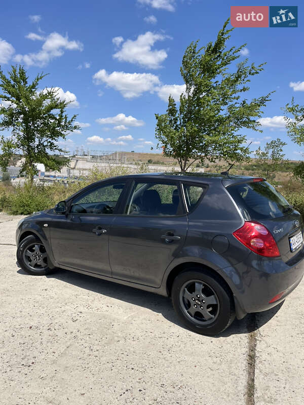 Хэтчбек Kia Ceed 2008 в Южноукраинске