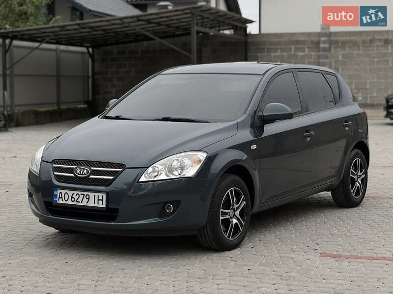 Хэтчбек Kia Ceed 2007 в 