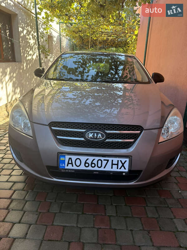 Хэтчбек Kia Ceed 2008 в 