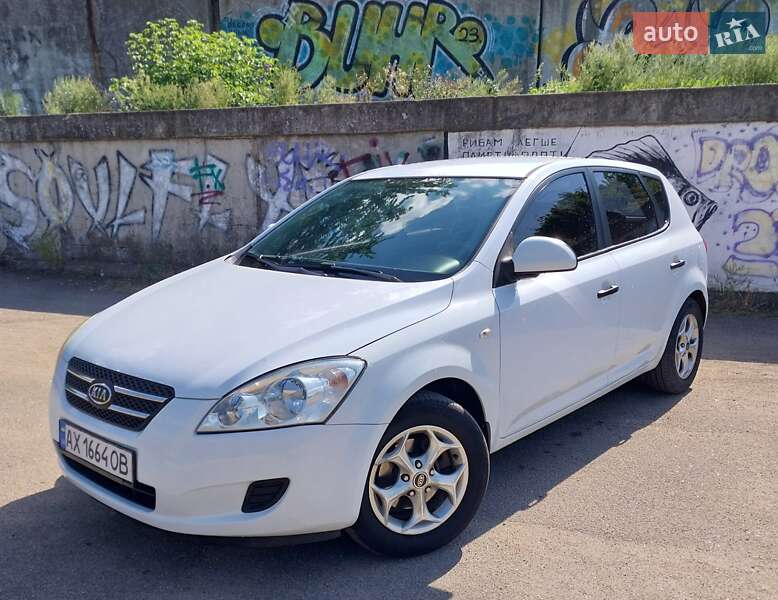 Хэтчбек Kia Ceed 2008 в 