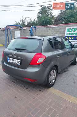 Хэтчбек Kia Ceed 2011 в 