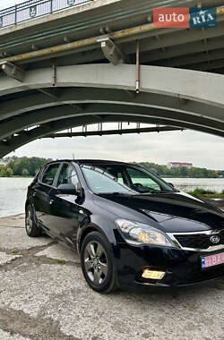 Хэтчбек Kia Ceed 2009 в 