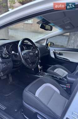 Хэтчбек Kia Ceed 2013 в 