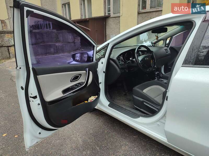 Хетчбек Kia Ceed 2012 в Києві фото 7 Хетчбек Kia Ceed 2012 в Києві