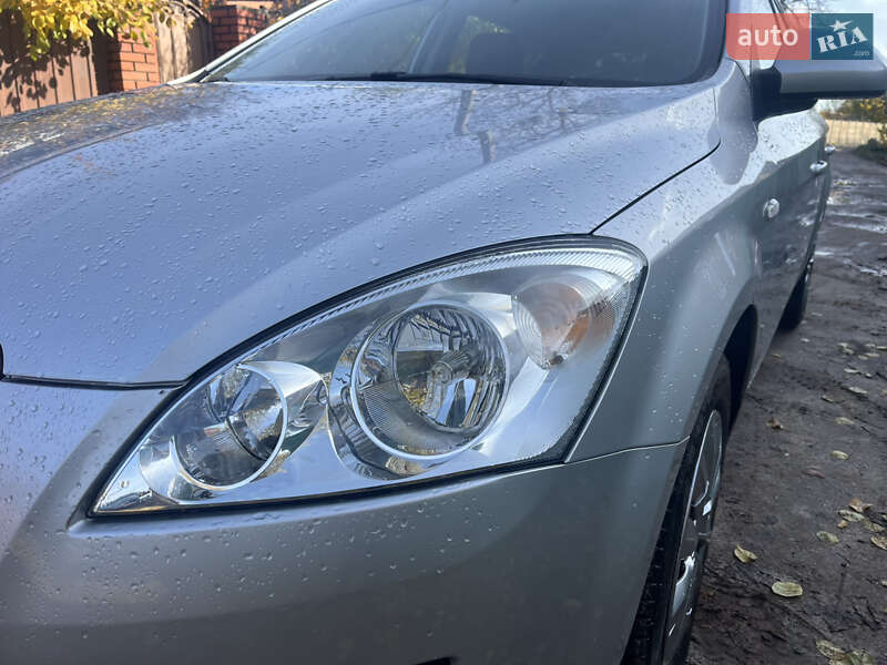 Універсал Kia Ceed 2009 в Охтирці