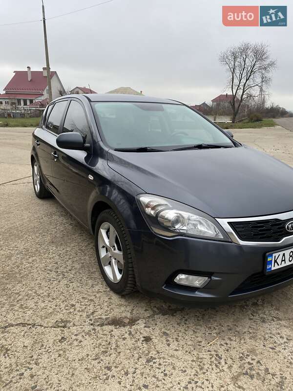 Хетчбек Kia Ceed 2011 в Южноукраїнську фото Хетчбек Kia Ceed 2011 в Южноукраїнську