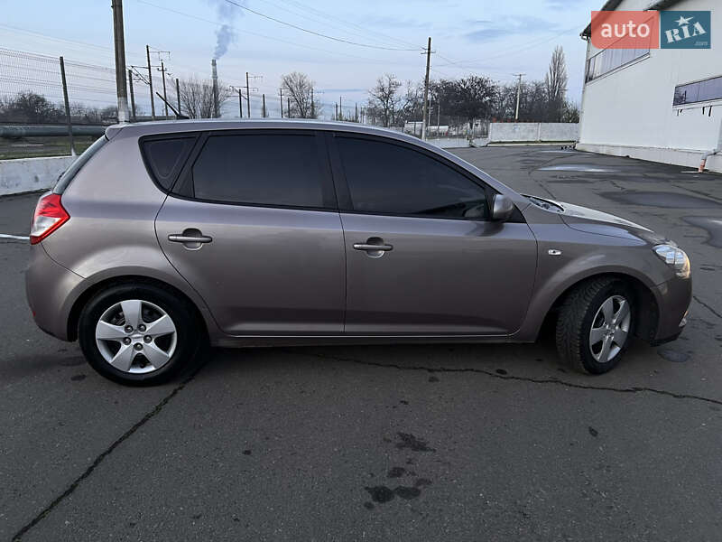 Хэтчбек Kia Ceed 2009 в Белгороде-Днестровском