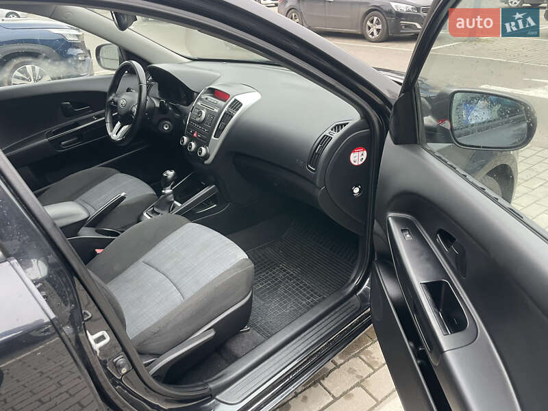 Хэтчбек Kia Ceed 2010 в Луцке
