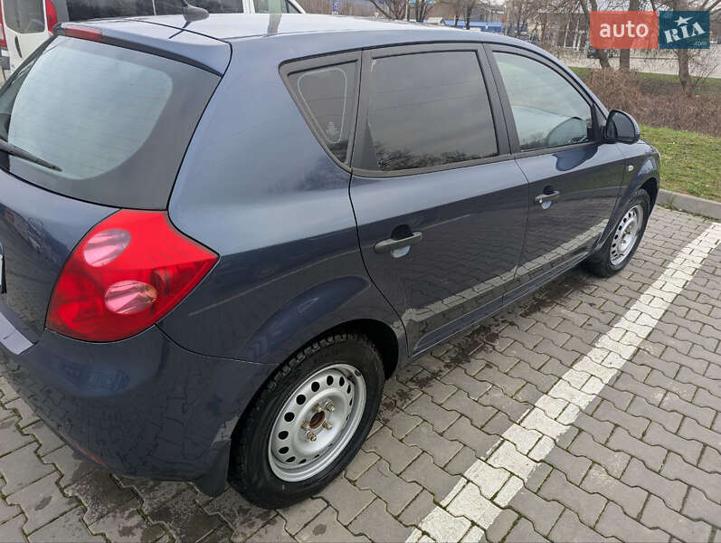 Хэтчбек Kia Ceed 2009 в Черновцах