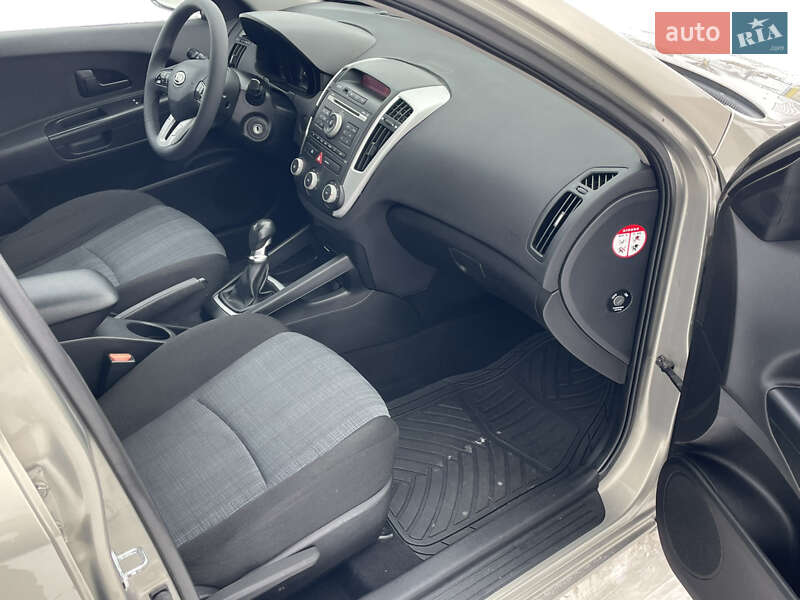 Універсал Kia Ceed 2010 в Луцьку