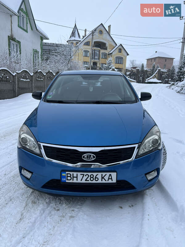 Хетчбек Kia Ceed 2010 в Чернівцях фото 2 Хетчбек Kia Ceed 2010 в Чернівцях
