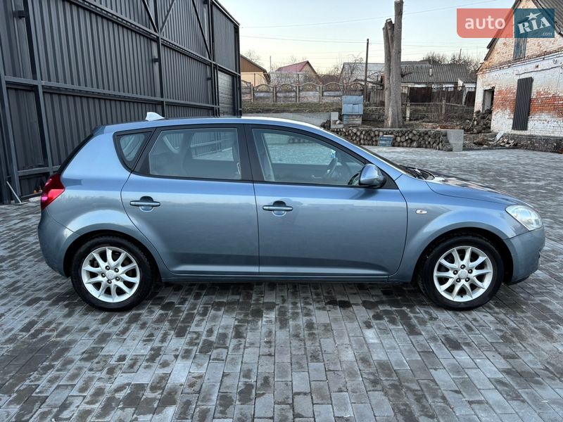 Хэтчбек Kia Ceed 2008 в Хороле