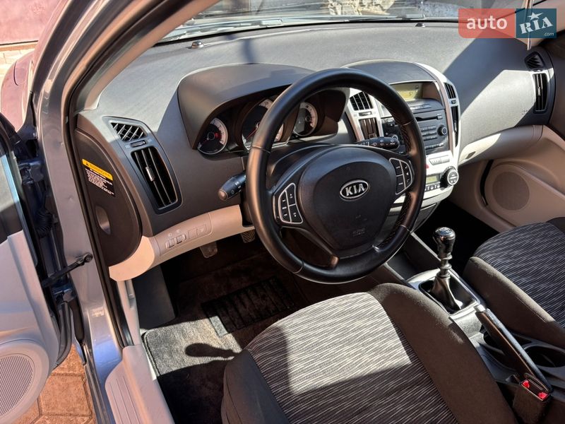 Хэтчбек Kia Ceed 2008 в Хороле
