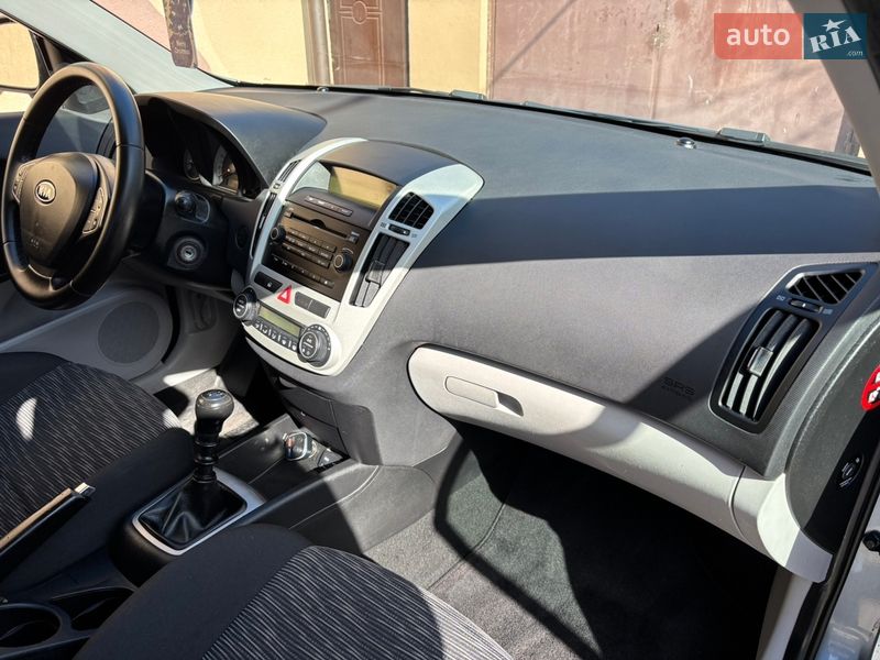 Хэтчбек Kia Ceed 2008 в Хороле