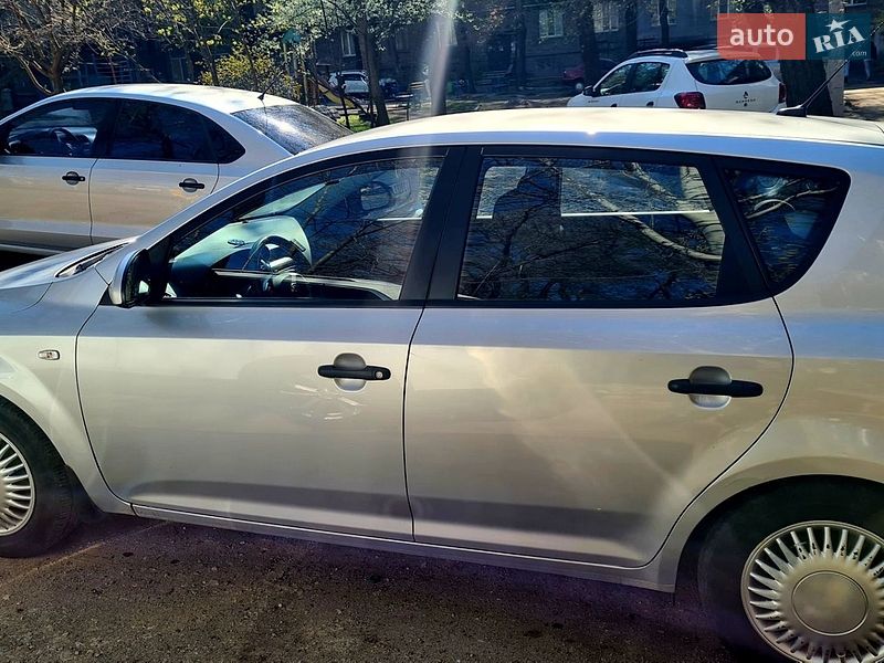 Хэтчбек Kia Ceed 2008 в Запорожье