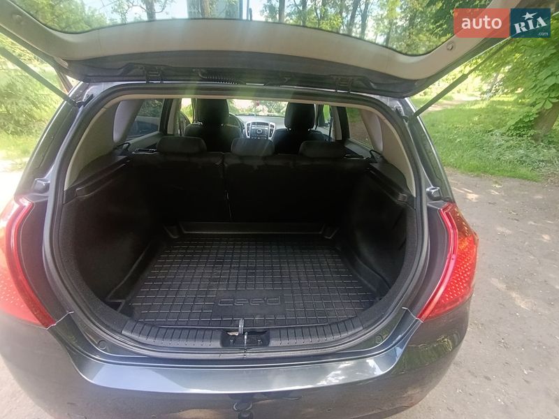 Хэтчбек Kia Ceed 2012 в Рогатине