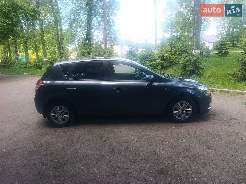 Хэтчбек Kia Ceed 2012 в Рогатине