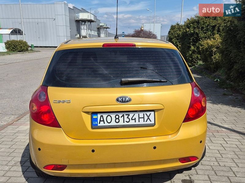 Хэтчбек Kia Ceed 2009 в Тячеве