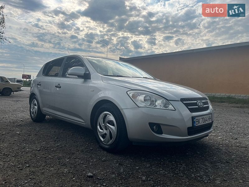Хетчбек Kia Ceed 2008 в Дубні