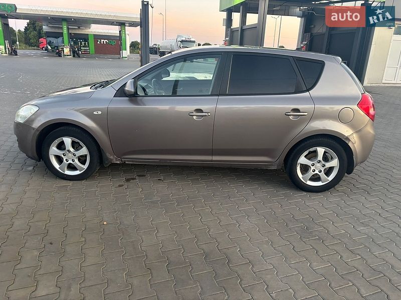 Хэтчбек Kia Ceed 2008 в Луцке